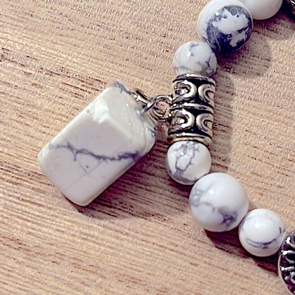 White Howlite Bracelet, Free form Howlite Pendant, Reversible Sun/Moon 🤍🩶🖤 - Picture 11 of 12